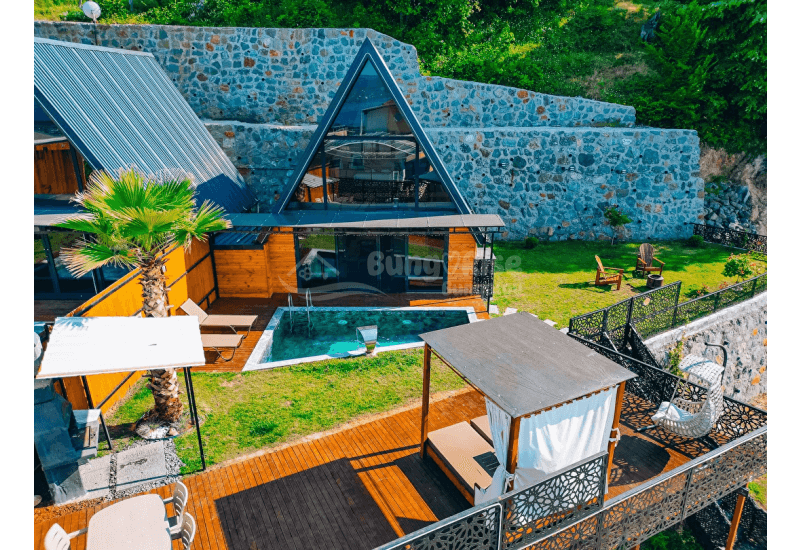 Sakarya Sapanca’da doğa içinde, jakuzili, şömineli ve havuzlu lüks bungalovlarda huzurlu, konforlu ve sürdürülebilir bir konaklama deneyimi BungaRise’da.